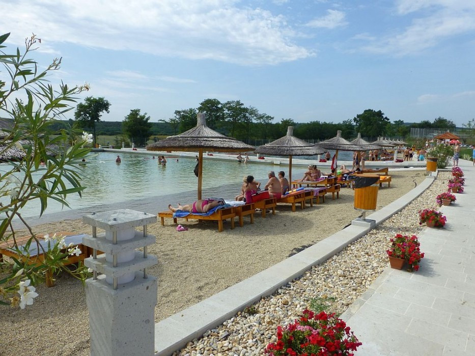 Thermalsee Demjén, großes Becken mit Kiesstrand