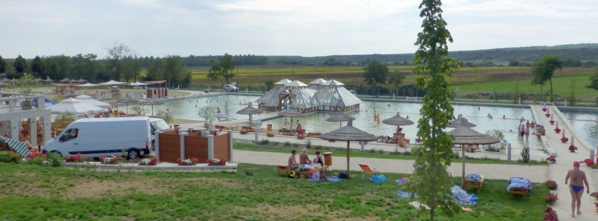 Thermalsee Demjén, großes Becken mit Badehaus
