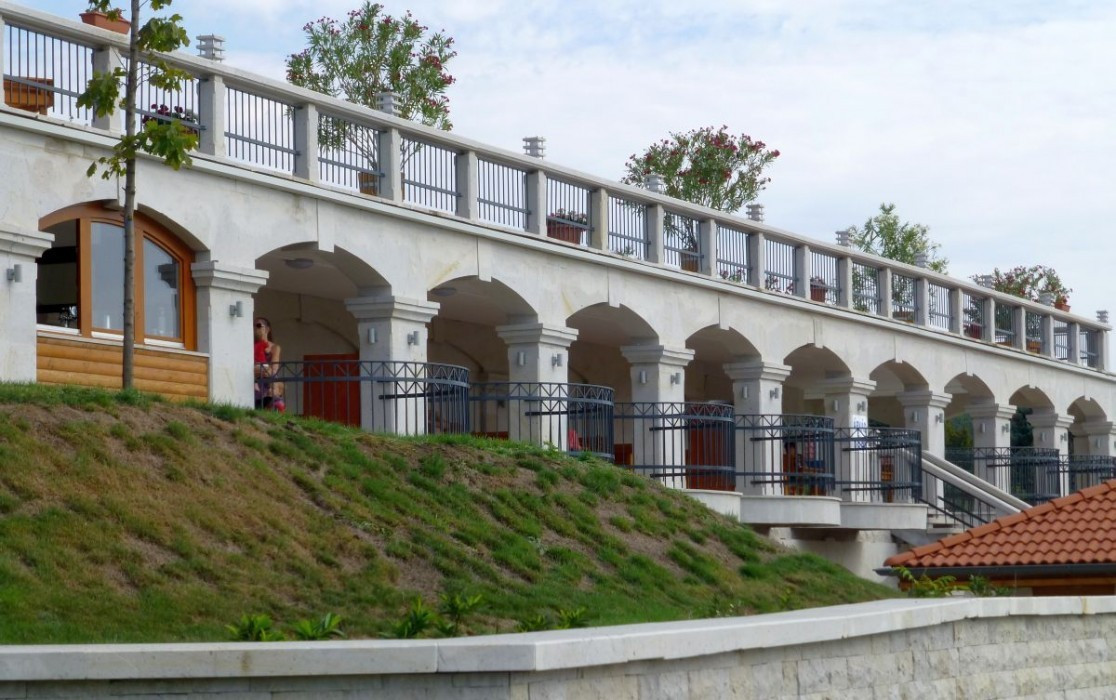 Thermalsee Demjén, Arkaden