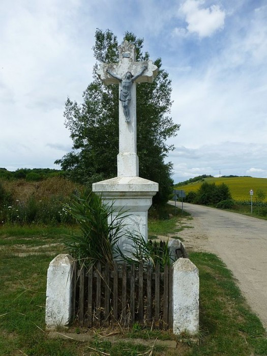 Máriahalom - Kirva, Wegkreuz