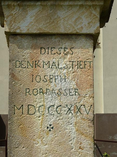 Máriahalom - Kirva, Kreuz vor der Kirche, Inschrift