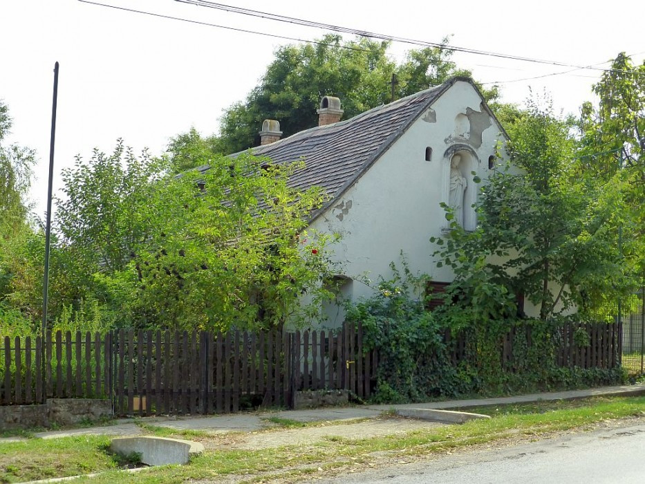 Máriahalom - Kirva, Wohnhaus mit Jesusstatue