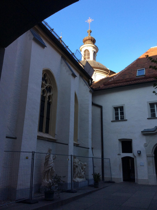 Graz Stadtpfarrkirche < Nepomuk