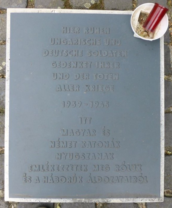 Soldatenfriedhof Bajna, Gedenktafel