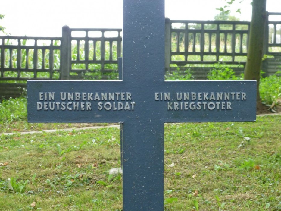 Soldatenfriedhof Bajna, Kreuz