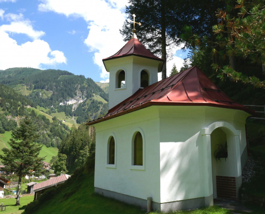 Kleine Kapelle am Waldrand