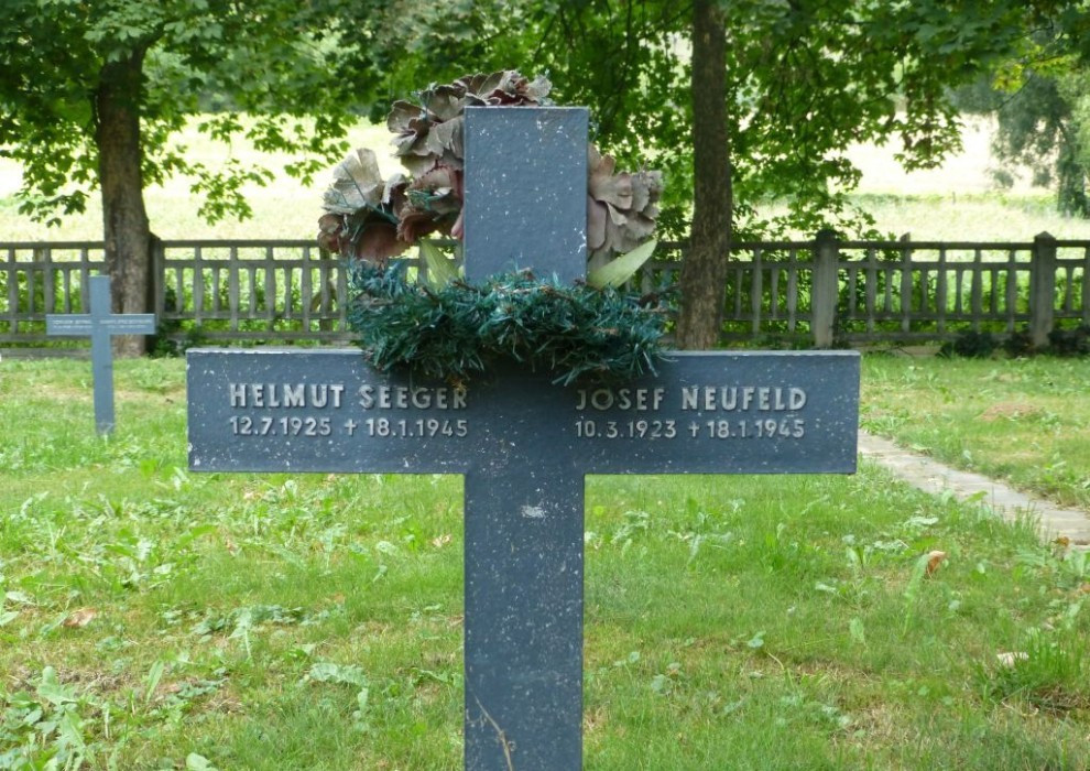 Soldatenfriedhof Bajna, Kreuz