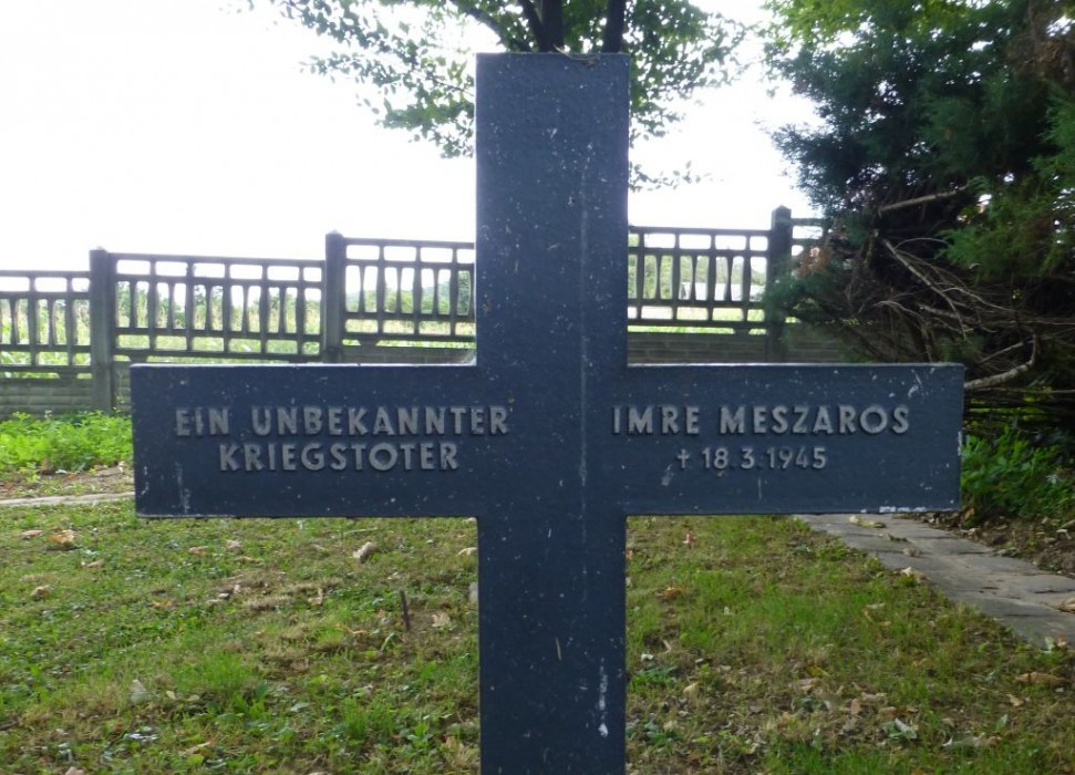 Soldatenfriedhof Bajna, Kreuz