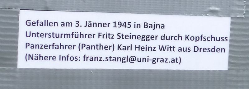 Soldatenfriedhof Bajna, Aufkleber auf einem Kreuz
