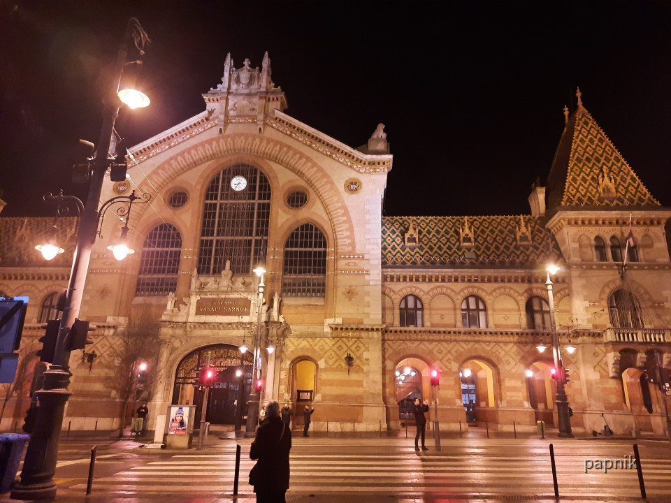 Markthalle Budapest bei Nacht