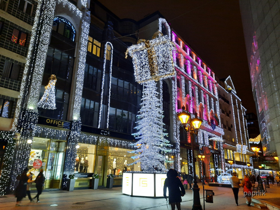 Weihnachtlich geschmückte Fußgängerpromenade