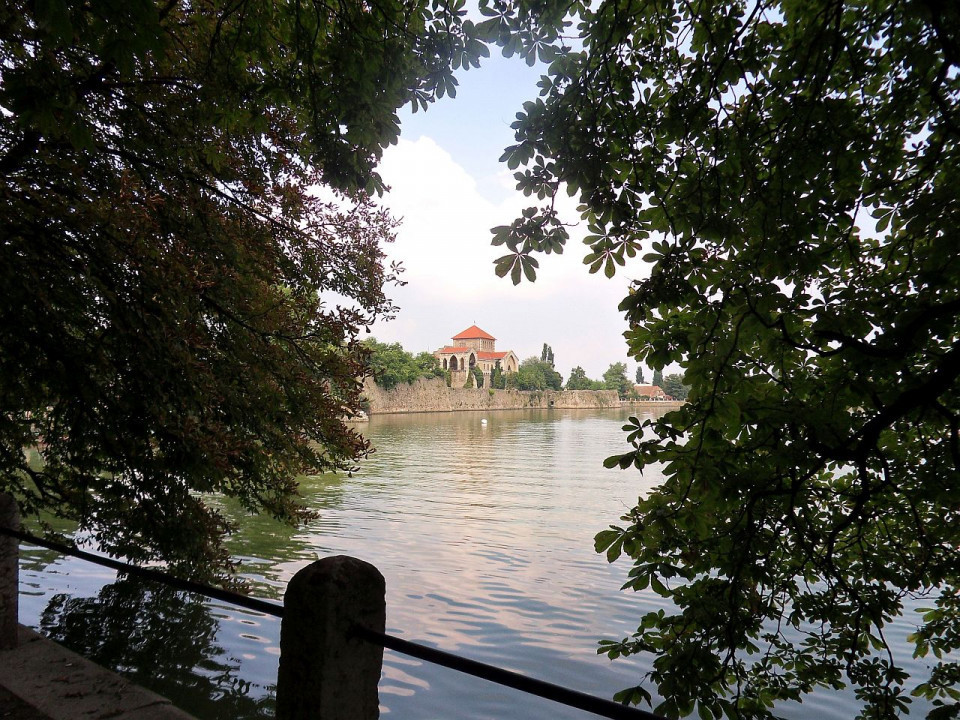 Tata Blick über den Alten See auf die Burg