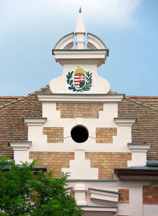 Tata Allgemeinschule Treppengiebel