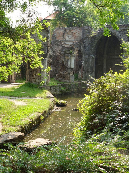 Tata Englischer Garten künstliche Ruinen3