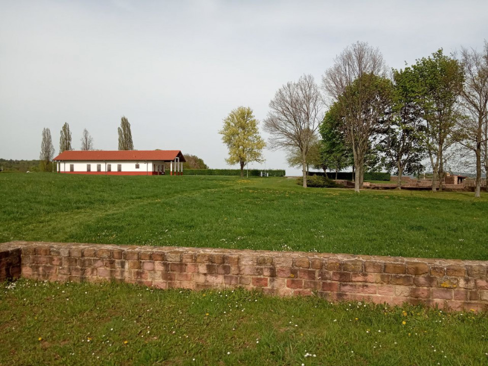 Villa Haselburg Blick von der Jupitersäule zum Museum