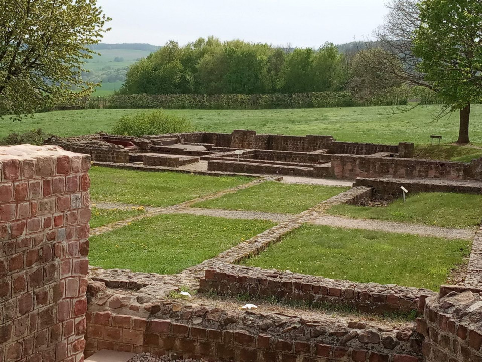 Villa Haselburg Fundamente des Badetraktes im Hintergrund