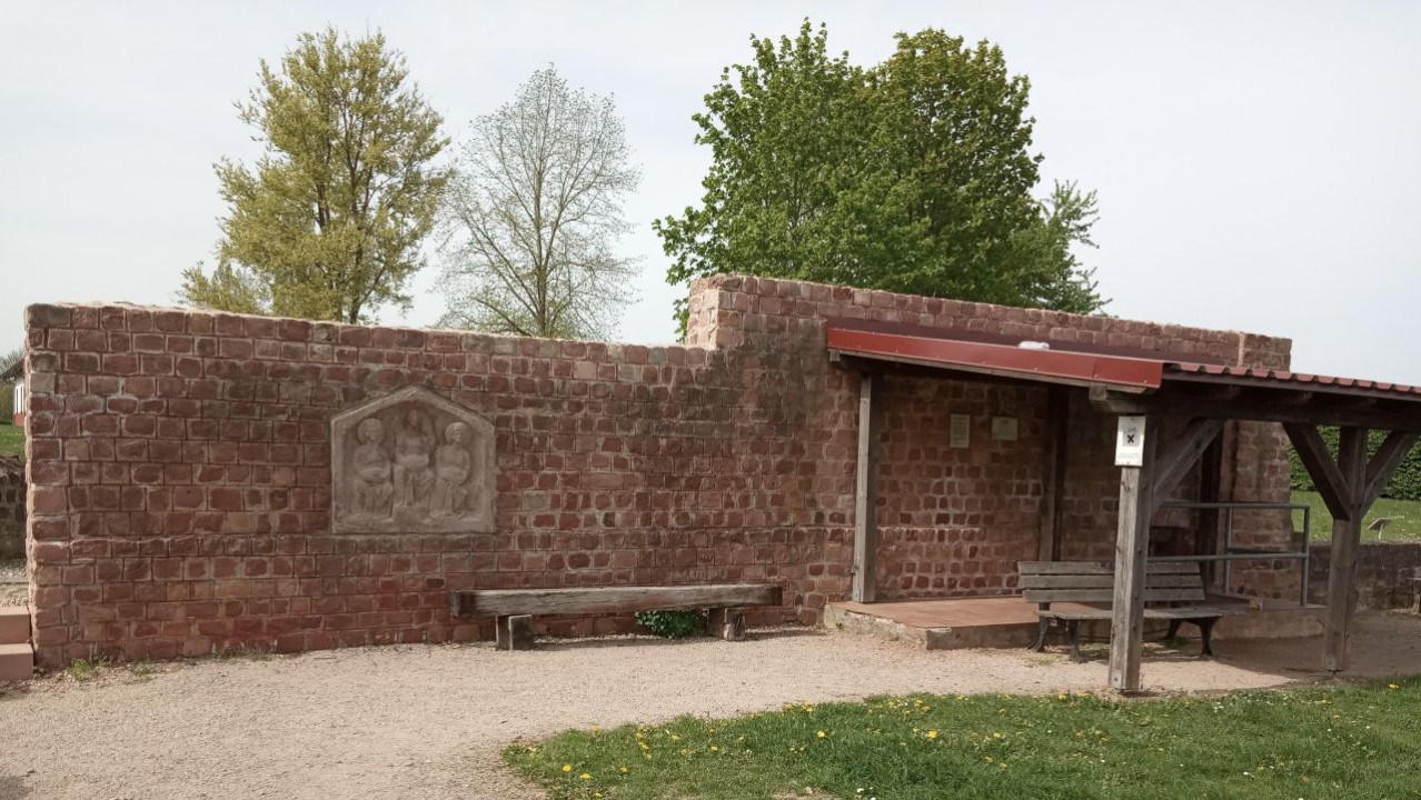 Villa Haselburg Wirtschaftstrakt mit Matronenbild und Kellerabgang