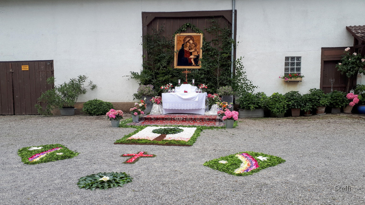 Fronleichnamsaltar mit Blumenteppiche