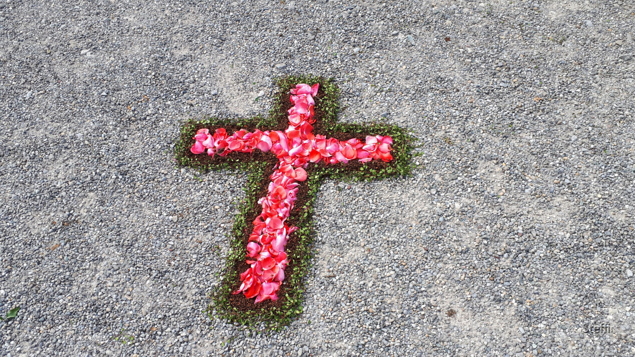 Blumenteppich Kreuz