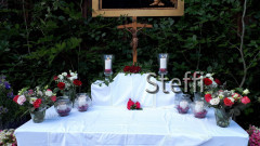 Altar mit Blumenschmuck