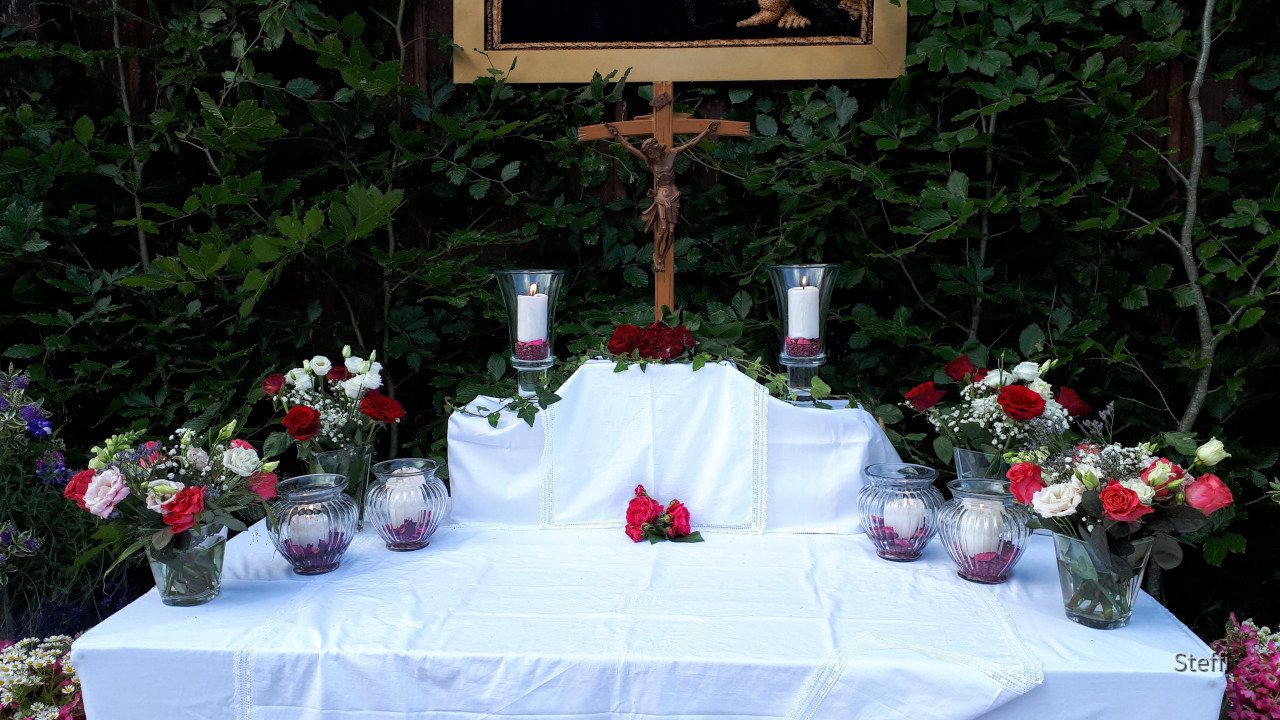 Altar mit Blumenschmuck