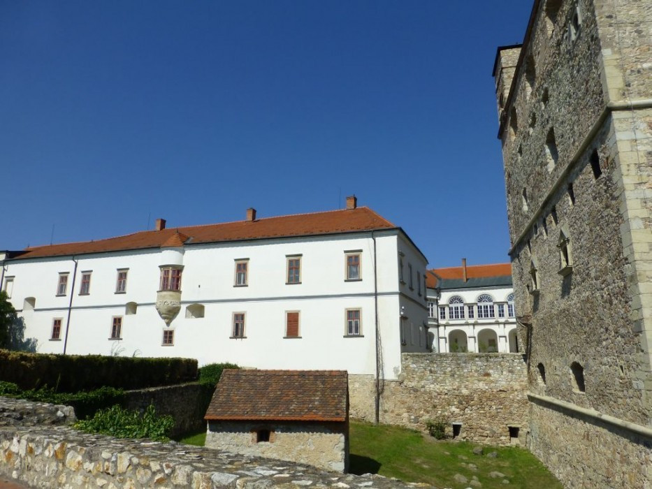 Sárospatak > Blick von der italienischen Bastei auf den Südflügel