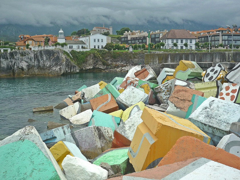 Los Cubos de la Memoira im Hafen von Llanes