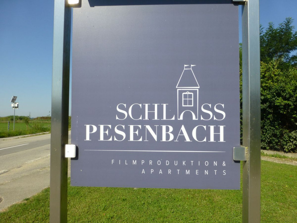 Pesenbach, Schloss, Schild