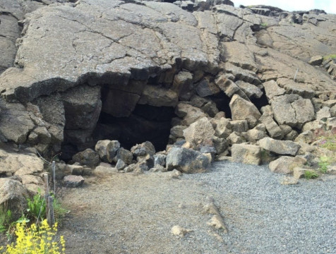 Einstieg zur Badegrotte Grjotagja  am Myvatnsee