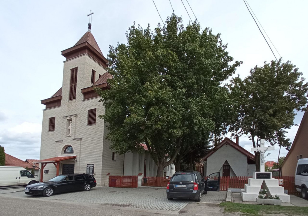 Alsózsolca Kirche hl. Elisabeth mit Gedenkbaum