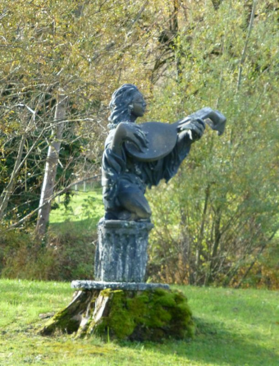 Andechs Heiliger Berg Mandolinenspielerin