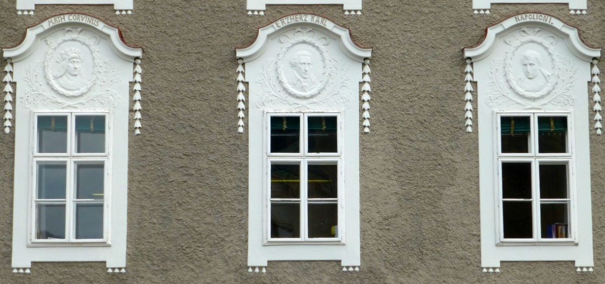 Korneuburg > Kladivohaus > Reliefs wichtiger Männer