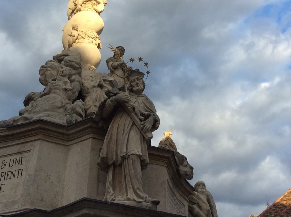 Sopron, Dreifaltigkeitssäule < Nepomuk
