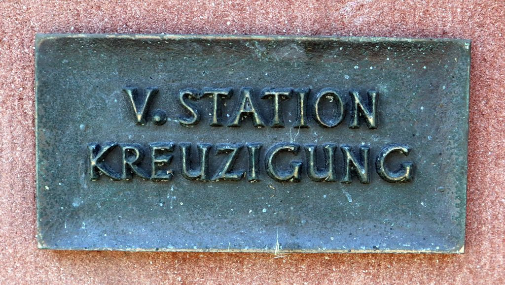 Amorsbrunn Stationsweg18 5. Station Kreuzigung Schild