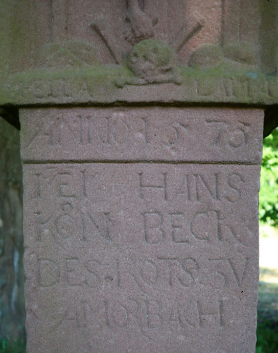Säule Mitte Inschrift