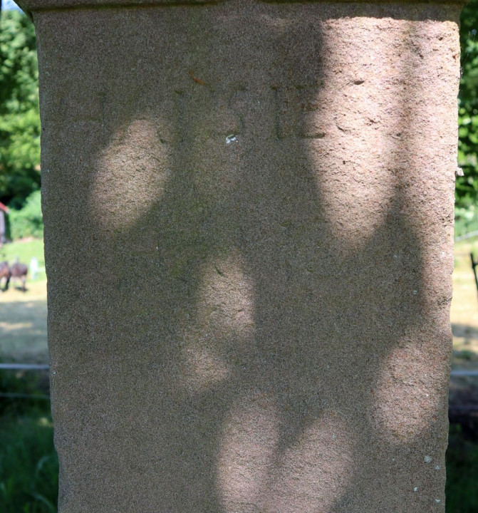 Säule links Inschrift