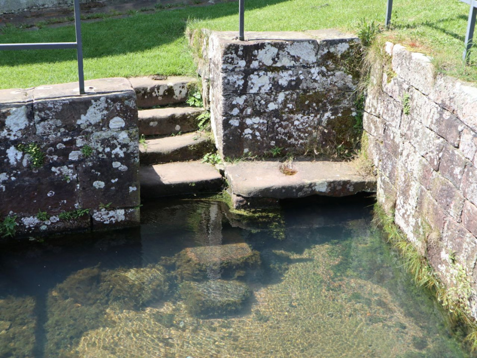 Wasserbecken mit Treppe und Sirtbank