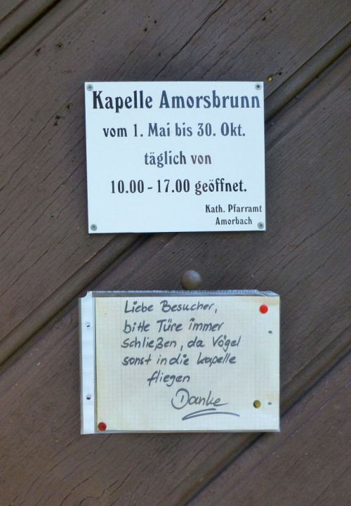 Schilder an der Kapellentür