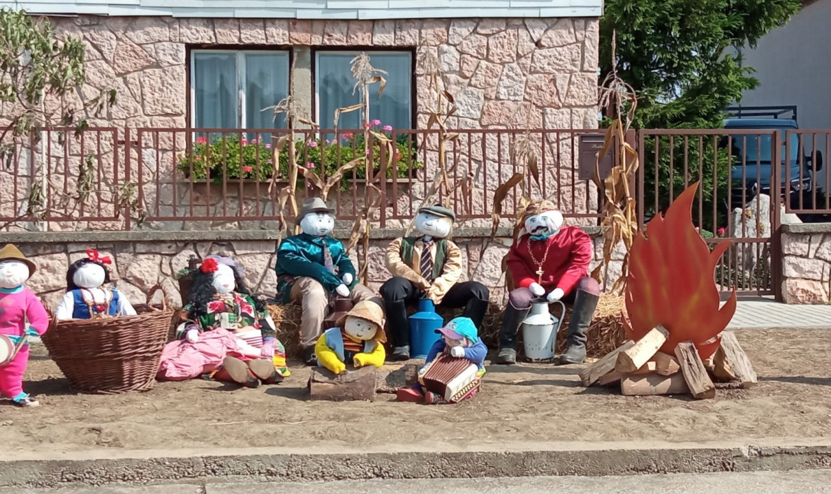 Vértestolna Familie am Lagerfeuer