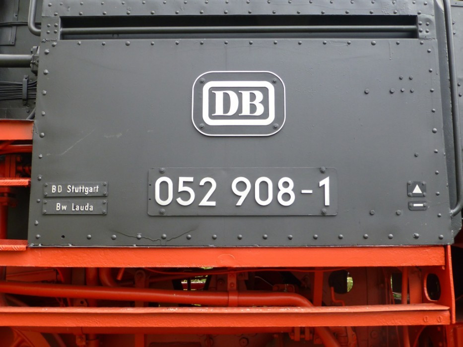 Dampflok-Denkmal Lauda 052 908-1 > Nummer am Führerstand