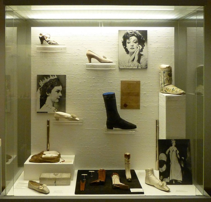 Offenbach>Ledermuseum>Vitrine mit Schuhen bekannter Persönlichkeiten
