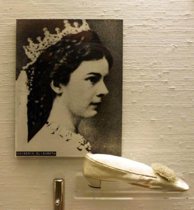 Offenbach>Ledermuseum>Ballschuh von Kaiserin Elisabeth (Sissi) mit Bild