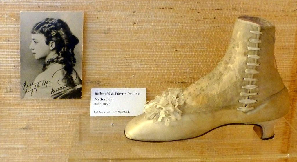Offenbach>Ledermuseum>Ballstiefel von Fürstin Pauline Metternich