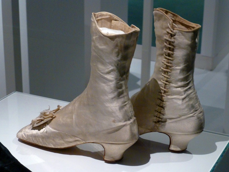Offenbach>Ledermuseum>Brautstiefel von Fürstin Pauline Metternich