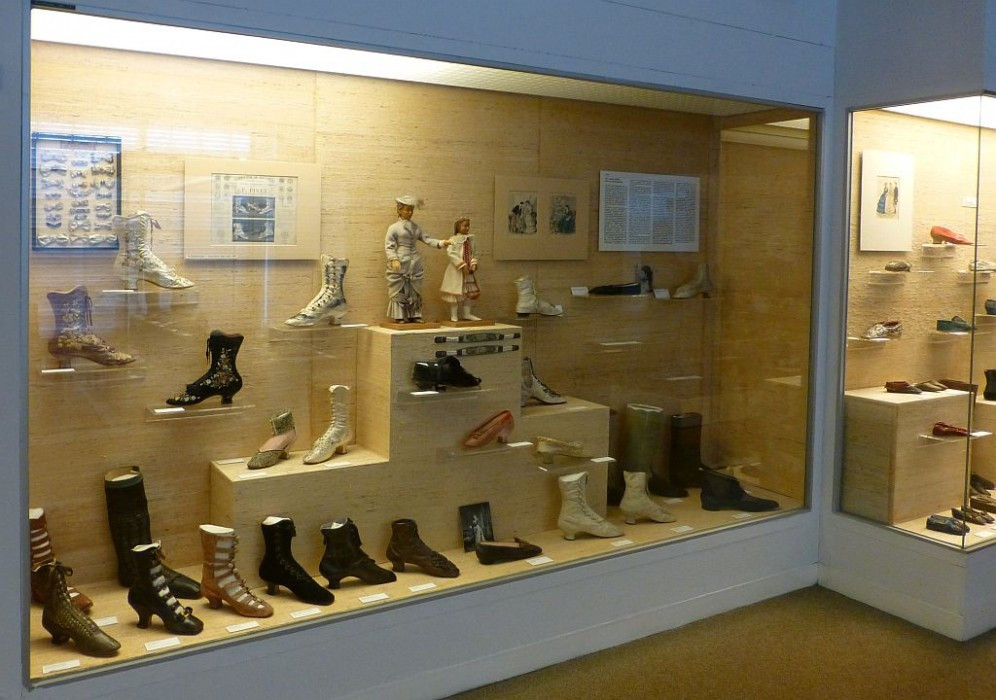 Offenbach>Ledermuseum>Vitrine