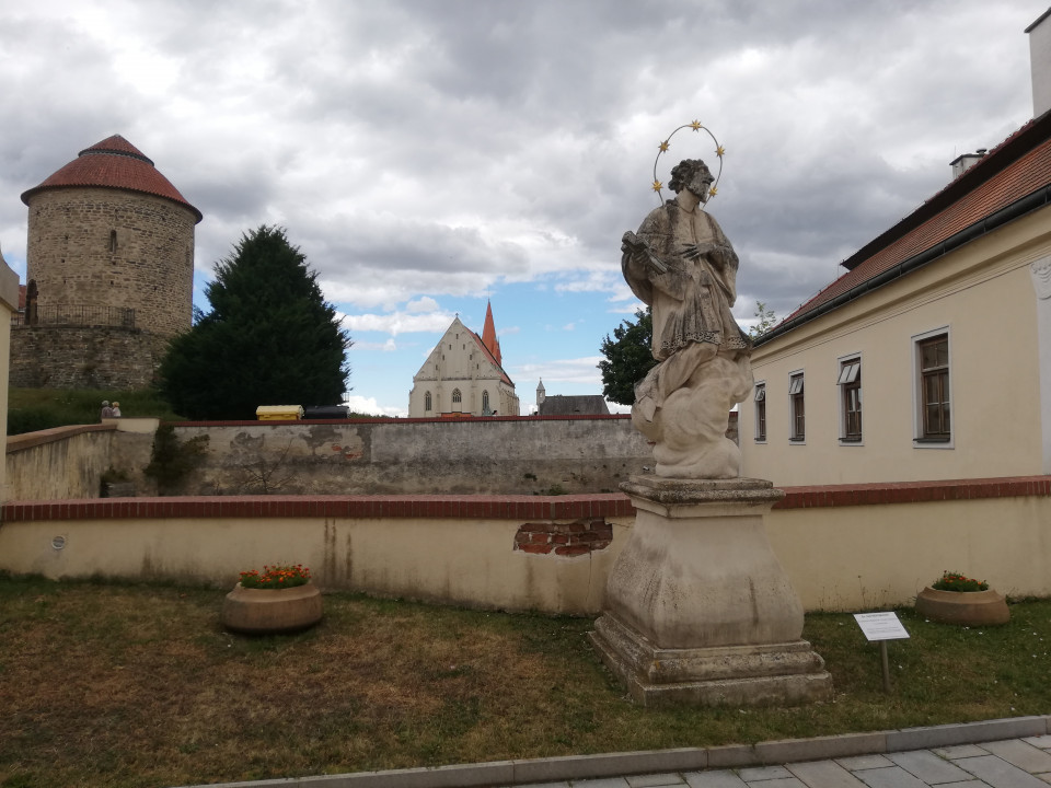 Znojmo < Nepomuk