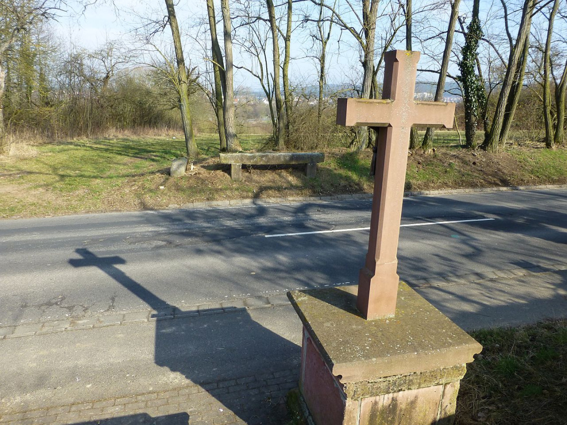 Wörth Ruhkreuz mit Ruhbank und Rugstein.jpg