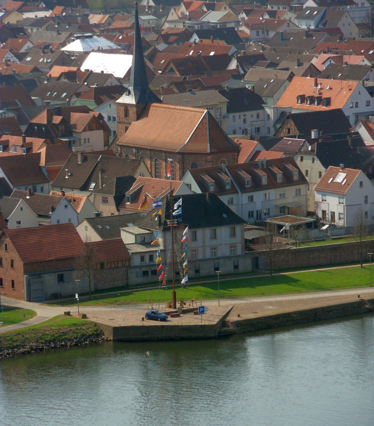 Wörth Wolfgangskirche und Schiffermnast.jpg
