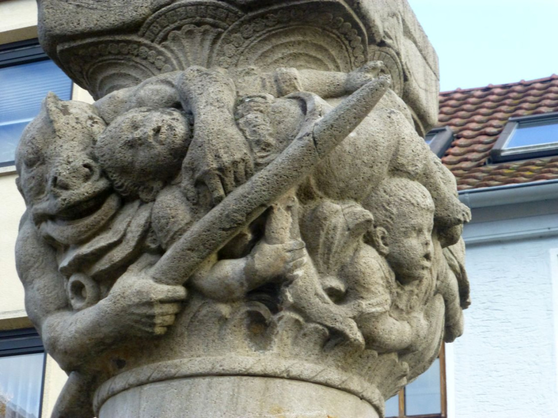 Gamburg14 Brunnen Hokemo2.jpg