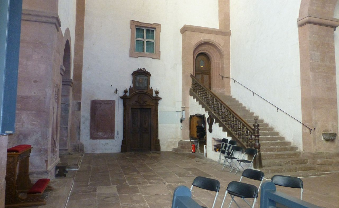 Kloster Bronnbach Kirche19 Sakristeitür und Aufgang zum Dormitorium.jpg